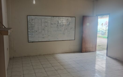 Alquiler de casa amplia en una planta, ideal para empresas o familias numerosas