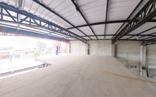 Alquiler de galpón con mezzanine en primer piso – Av. Ferroviaria – Excelente ubicación comercial