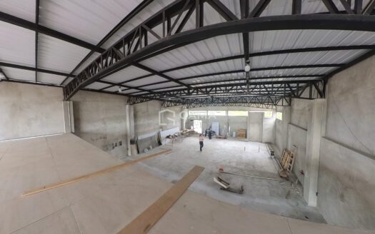 Alquiler de galpón con mezzanine en primer piso – Av. Ferroviaria – Excelente ubicación comercial