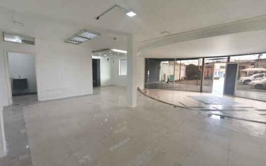 Local Comercial en avenida principal
