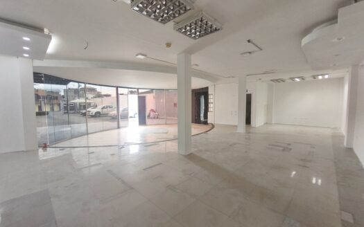 Local Comercial en avenida principal