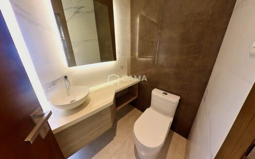 Casa en Venta en Urbanización Exclusiva de Machala – 250m² de Terreno y Jacuzzi con Cascada