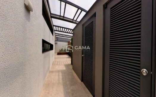 Casa en Venta en Urbanización Exclusiva de Machala – 250m² de Terreno y Jacuzzi con Cascada
