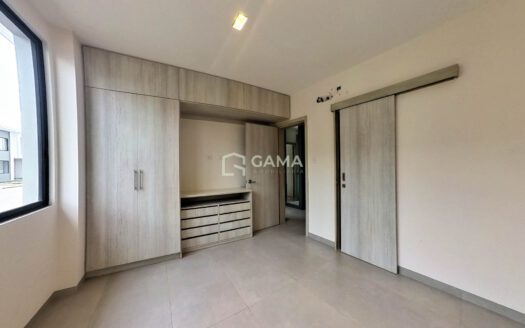 Villa en Venta en Urbanización Arboleia, Machala – 3 Habitaciones con Patio y Áreas Sociales