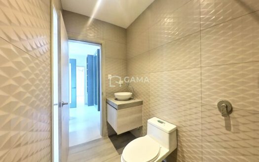 Villa en Venta en Urbanización Arboleia, Machala – 3 Habitaciones con Patio y Áreas Sociales