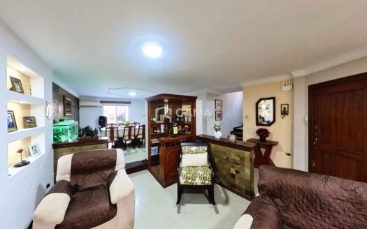Casa en Venta en Machala – Urbanización La Carolina | 4 Habitaciones con Jacuzzi, Terraza y Garaje