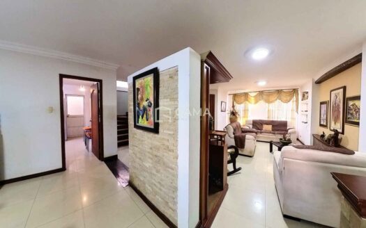 Casa en Venta en Machala – Urbanización La Carolina | 4 Habitaciones con Jacuzzi, Terraza y Garaje
