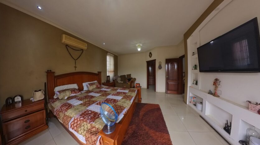 VENTA DE PROPIEDAD RESIDENCIAL EN CIUDADELA LAS CRUCITAS, MACHALA