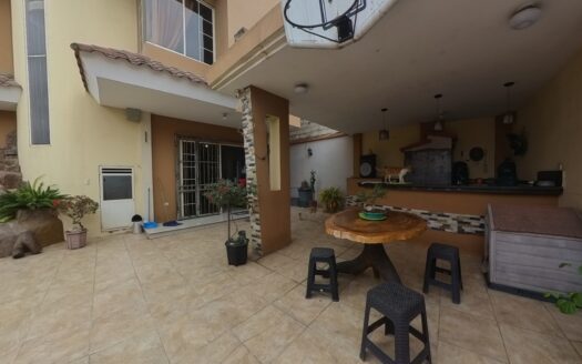 VENTA DE PROPIEDAD RESIDENCIAL EN CIUDADELA LAS CRUCITAS, MACHALA