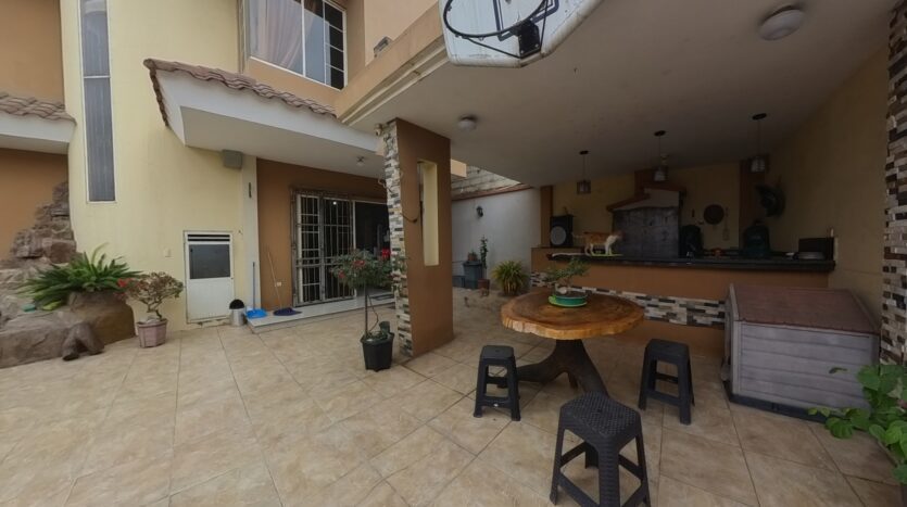 VENTA DE PROPIEDAD RESIDENCIAL EN CIUDADELA LAS CRUCITAS, MACHALA