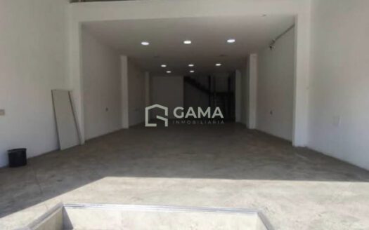 ALQUILER DE BONITO LOCAL COMERCIAL EN EL CENTRO DE MACHALA Posición Estratégica con Mezzanine, Ideal para Posicionamiento de Marca