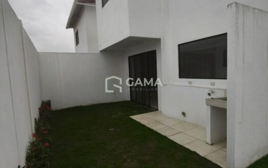 Venta de casa moderna en urbanización privada – Pasaje via a Buenavista 120 m2 de construcción con acabados de lujo y crédito VIP/VIS