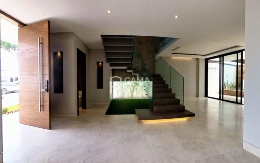 Casa en Venta en Urbanización Exclusiva de Machala – 250m² de Terreno y Jacuzzi con Cascada