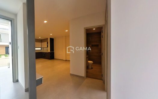 Villa en Venta en Urbanización Arboleia, Machala – 3 Habitaciones con Patio y Áreas Sociales