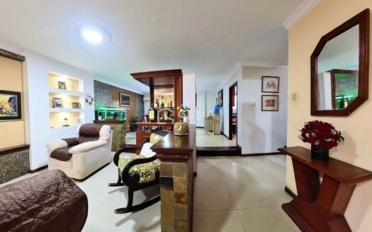Casa en Venta en Machala – Urbanización La Carolina | 4 Habitaciones con Jacuzzi, Terraza y Garaje