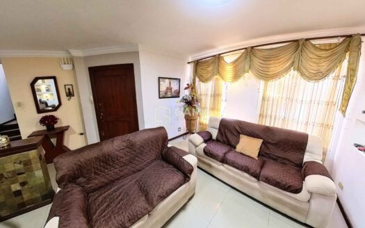 Casa en Venta en Machala – Urbanización La Carolina | 4 Habitaciones con Jacuzzi, Terraza y Garaje