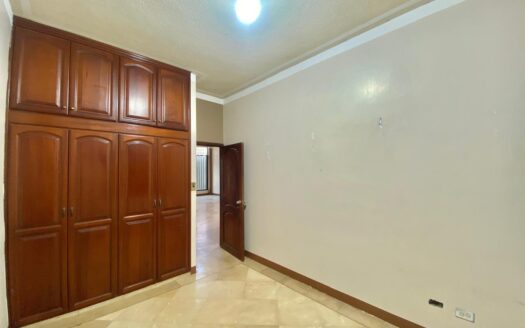 VENTA DE CASA EN SECTOR LA CAROLINA, MACHALA 200 m2 de Terreno, 4 Habitaciones y Terraza Techada