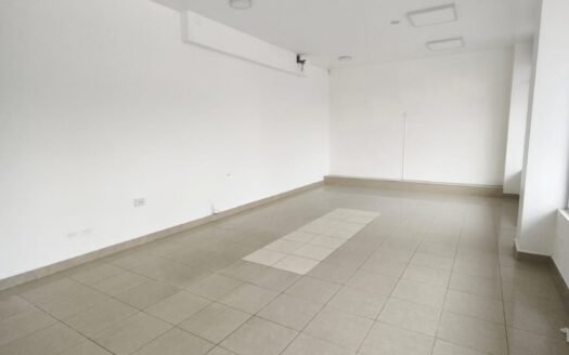 ALQUILER DE AMPLIO LOCAL COMERCIAL EN SECTOR LA CAROLINA, MACHALA 300 m2 con Múltiples Oficinas y Servicios Incluidos