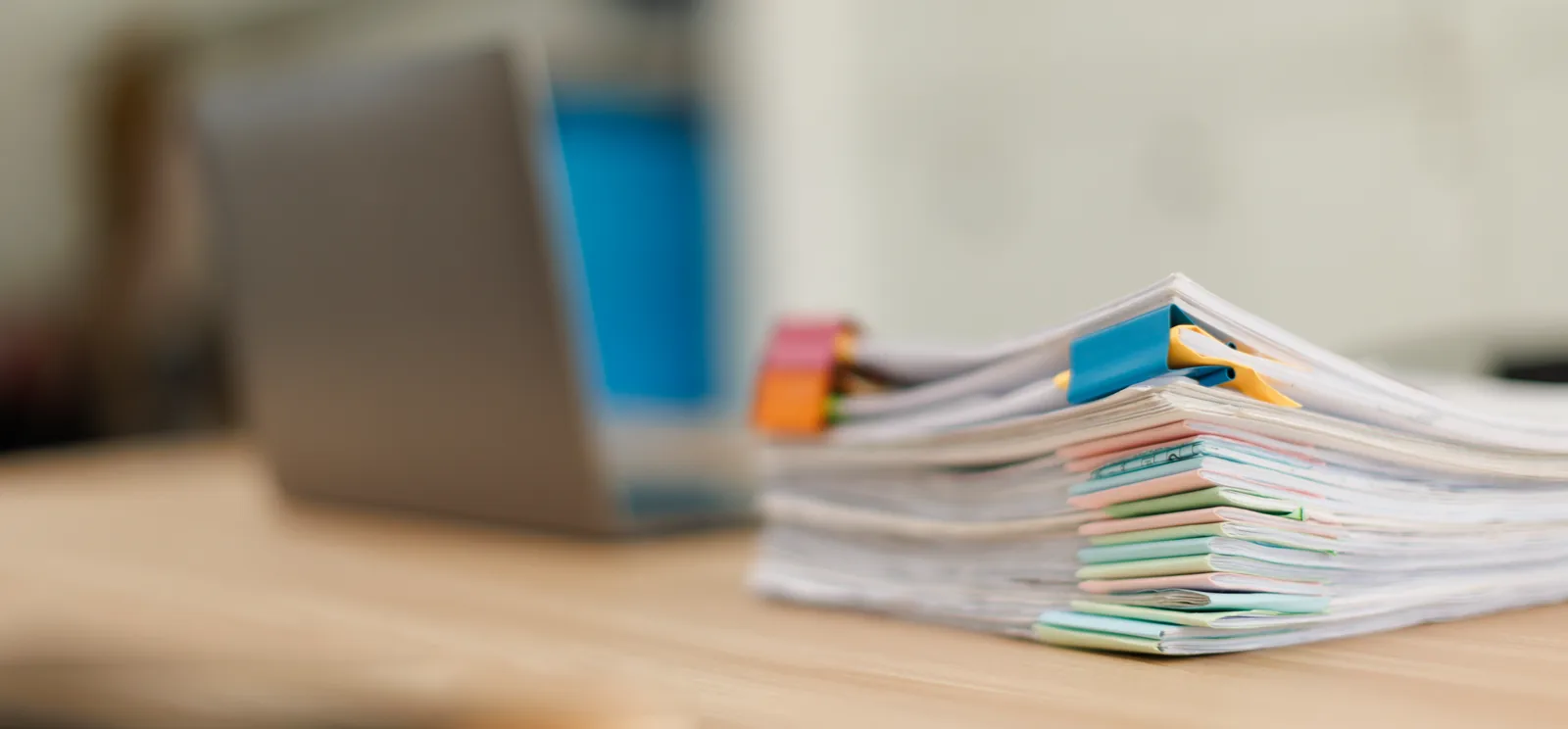 Pila de documentos sobre un escritorio